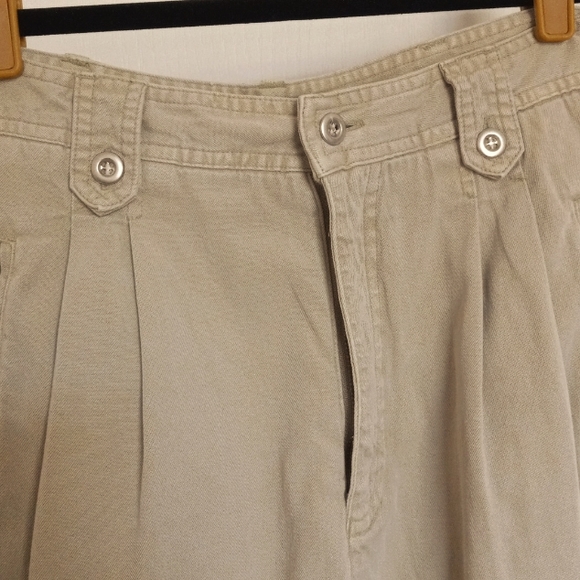 AMI  beige shorts. Size 8. - Picture 3 of 5